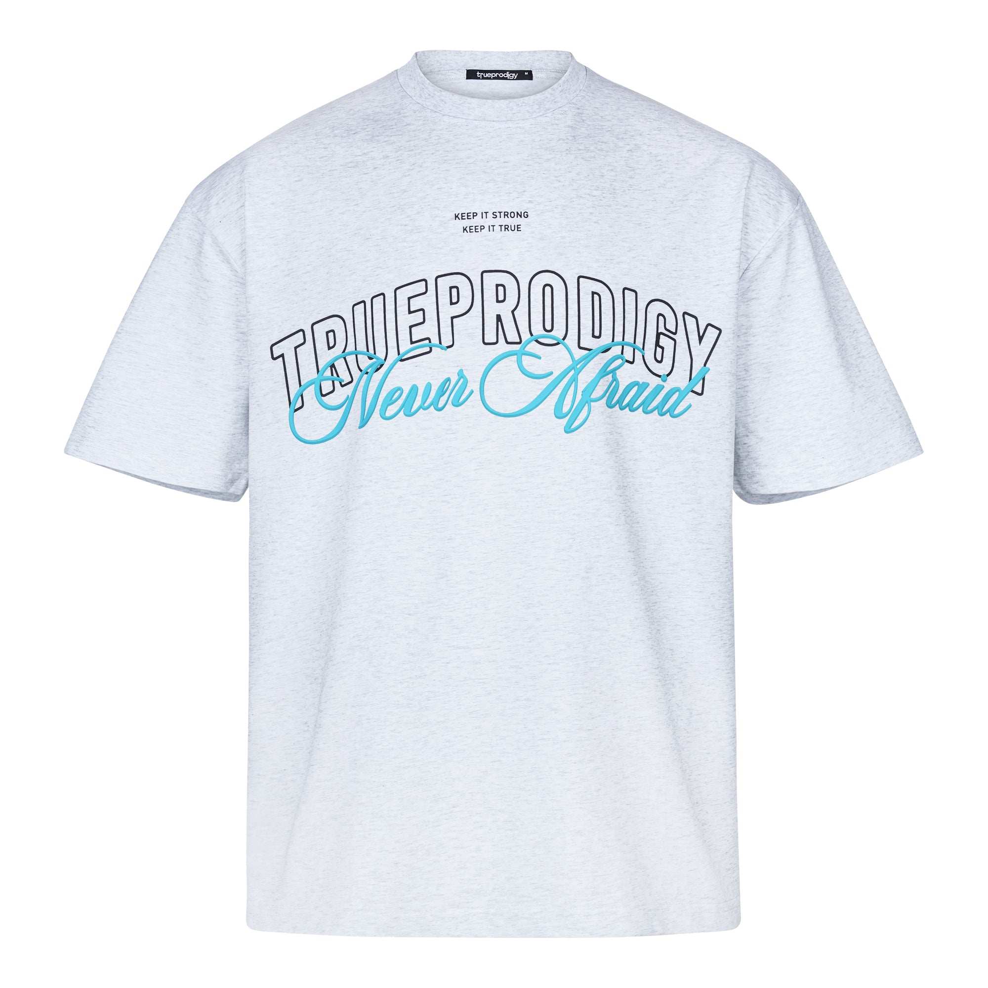 Das „Sam F“ von trueprodigy ist ein weißes Unisex-T-Shirt aus Jerseystoff mit großen, stilisierten Schriftzügen „trueprodigy“ und „Never Afraid“ auf der Vorderseite und dem kleineren Text „Keep it Strong, Keep it True“ darüber. Die übergroße Passform sorgt für zusätzlichen Komfort und Stil.
