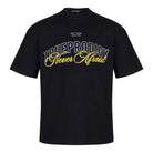 Das Sam F Unisex-T-Shirt von trueprodigy ist aus weichem Jerseystoff gefertigt und trägt auf der Brust deutlich sichtbar die Aufschrift „TRUEPRODIGY Never Afraid“ in Weiß und Gelb sowie darüber den kleineren Text „KEEP IT STRONG KEEP IT TRUE“, wodurch ein übergroßes Statement-Stück entsteht.