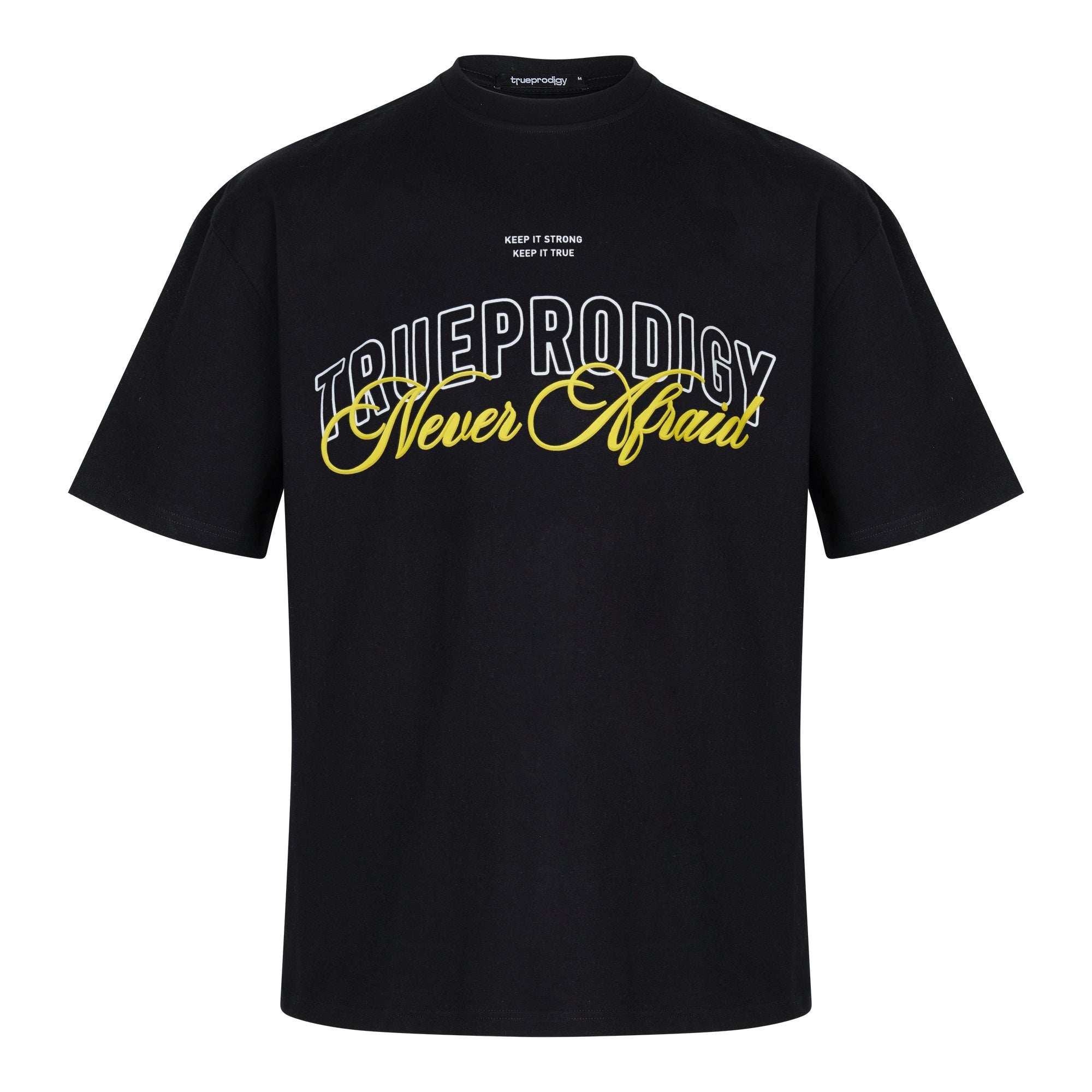 Das Sam F Unisex-T-Shirt von trueprodigy ist aus weichem Jerseystoff gefertigt und trägt auf der Brust deutlich sichtbar die Aufschrift „TRUEPRODIGY Never Afraid“ in Weiß und Gelb sowie darüber den kleineren Text „KEEP IT STRONG KEEP IT TRUE“, wodurch ein übergroßes Statement-Stück entsteht.