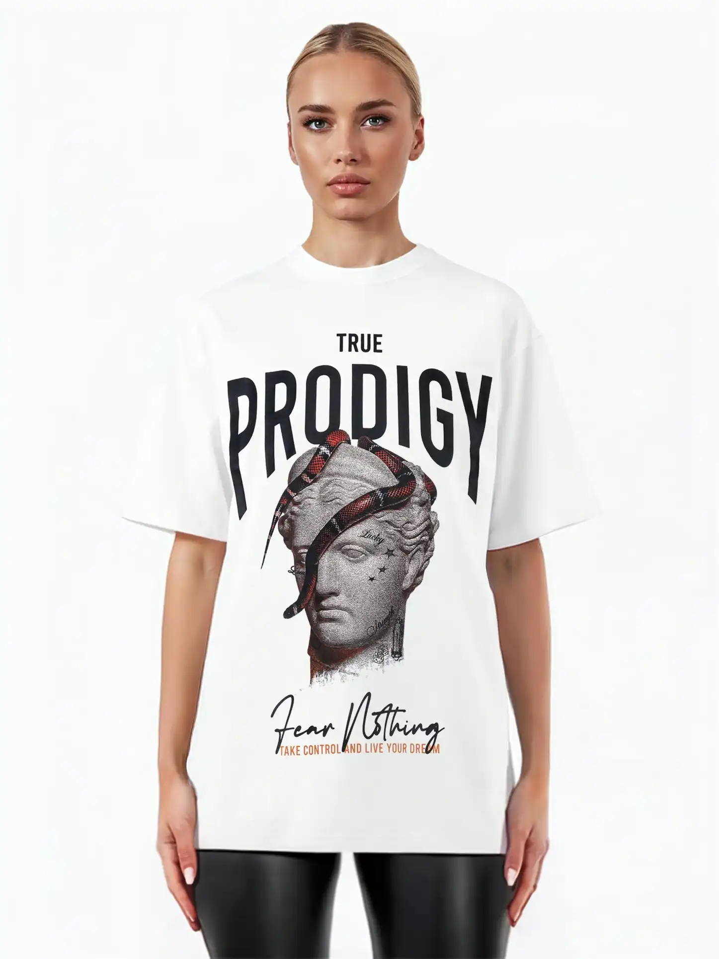 Eine Person trägt das trueprodigy Jamie F Oversize-T-Shirt aus schwerem Jersey mit Skulptur-Grafik, Schlange und "Fear Nothing"-Print in Weiß.