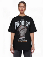 Eine Person blickt nach vorne in einem schwarzen trueprodigy Oversize-T-Shirt mit Skulptur-Grafik, roter & weißer Schlange und "Fear Nothing"-Print aus schwerem Jerseystoff.