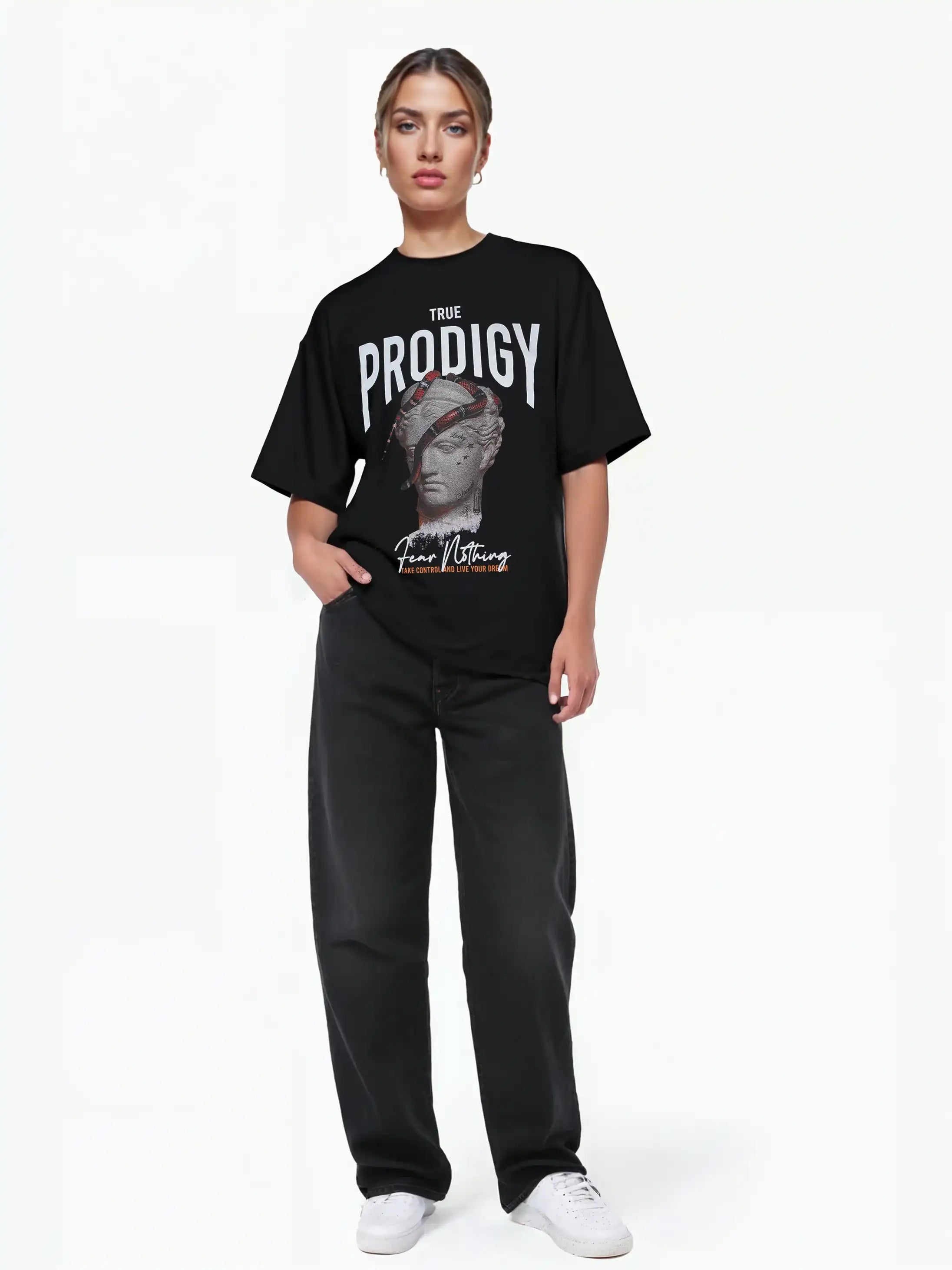 Eine Person steht mit dem Gesicht nach vorne, trägt ein schwarzes trueprodigy Jamie F Oversize-T-Shirt mit Skulptur-Grafik, Schlange & "Fear Nothing"-Print in schwerem Jerseystoff, weite schwarze Jeans und weiße Turnschuhe vor einem weißen Hintergrund. Eine Hand steckt in der Tasche.