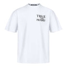 Das Alex T-Shirt von trueprodigy ist ein Unisex-Oversize-Shirt aus weichem Jerseystoff mit dem schwarzen Aufdruck „TRUE PRODIGY“ und einem kleinen Kreismuster oben links. Es hat einen Standard-Rundhalsausschnitt und kurze Ärmel für eine bequeme, stylische Passform.