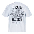 Das Unisex-T-Shirt Alex von trueprodigy ist aus weichem Jerseystoff gefertigt und besticht durch einen auffälligen schwarzen Rosen- und Schmetterlingsprint. „TRUE PRODIGY“ prangt prominent auf der Brust, begleitet von motivierenden Sprüchen. Das Oversize-Design sorgt für eine entspannte Passform.