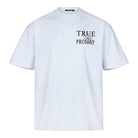 Das Alex von trueprodigy ist ein Unisex-T-Shirt aus weichem Jerseystoff mit schwarzem „True Prodigy“-Logo und kleiner Grafik auf der linken Brust. Es hat eine Oversize-Passform mit Rundhalsausschnitt und kurzen Ärmeln.