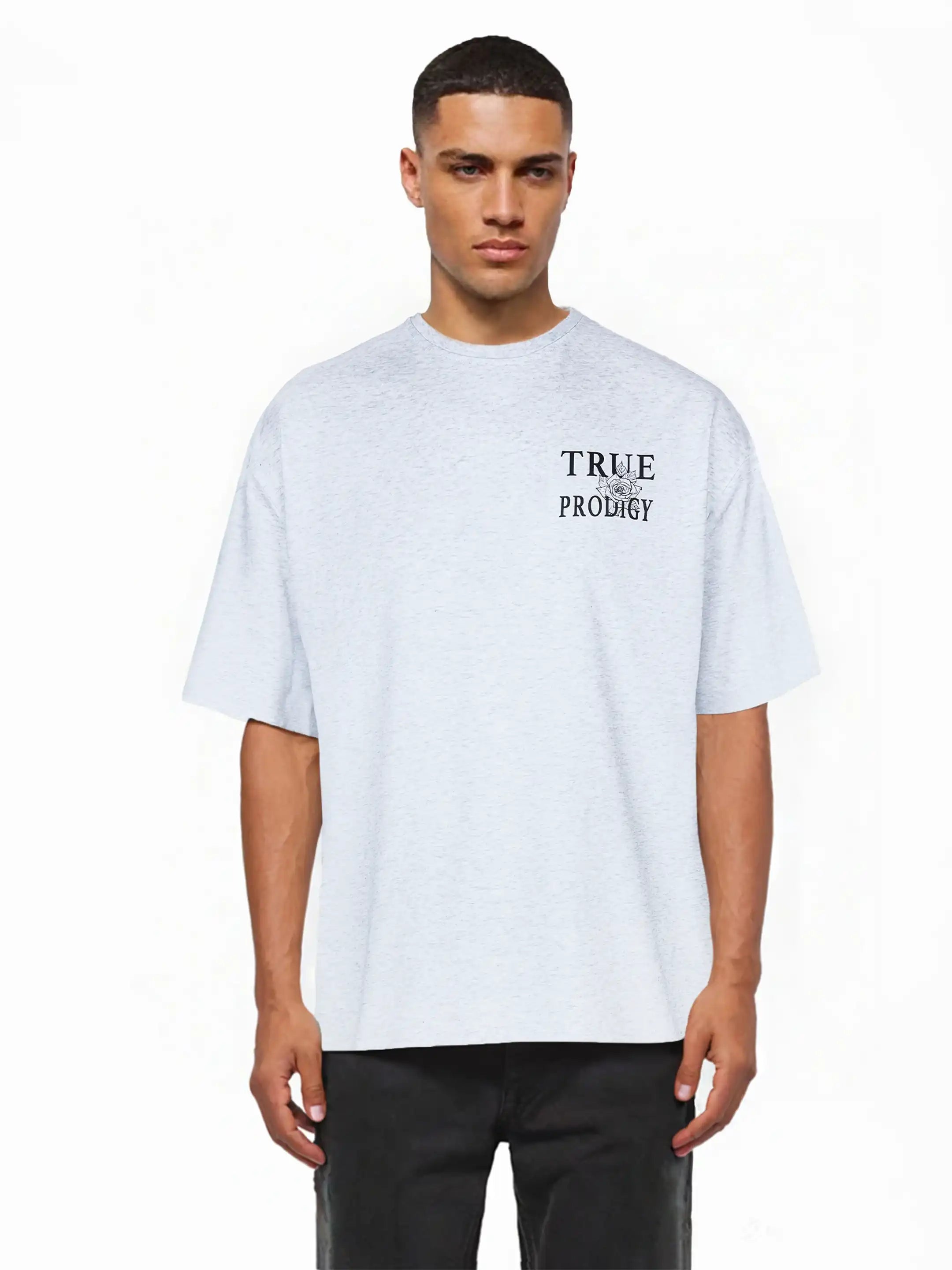 Eine Person trägt das trueprodigy Alex Oversize-T-Shirt mit einer Rosenskizze und trueprodigy-Logo auf Vorder- und Rückseite, gepaart mit einer schwarzen Hose, vor einem schlichten weißen Hintergrund.