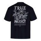 Das schwarze Unisex-T-Shirt „Alex“ von trueprodigy besticht durch seine Oversize-Passform mit weißem Text und floralem Design. „TRUE PRODIGY“ ist zwischen Rosenumrissen hervorgehoben, begleitet vom Motto: „NEVER GIVE IN. LET NOTHING INTIMIDATE YOU“ auf weichem Jerseystoff mit dezenter Schrift.