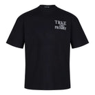 Das schwarze Kurzarm-T-Shirt „Alex“ von trueprodigy für Unisex verfügt über einen weißen „TRUE PRODIGY“-Aufdruck auf weichem Jerseystoff und ein kleines Grafikdesign für einen mühelos coolen Look.