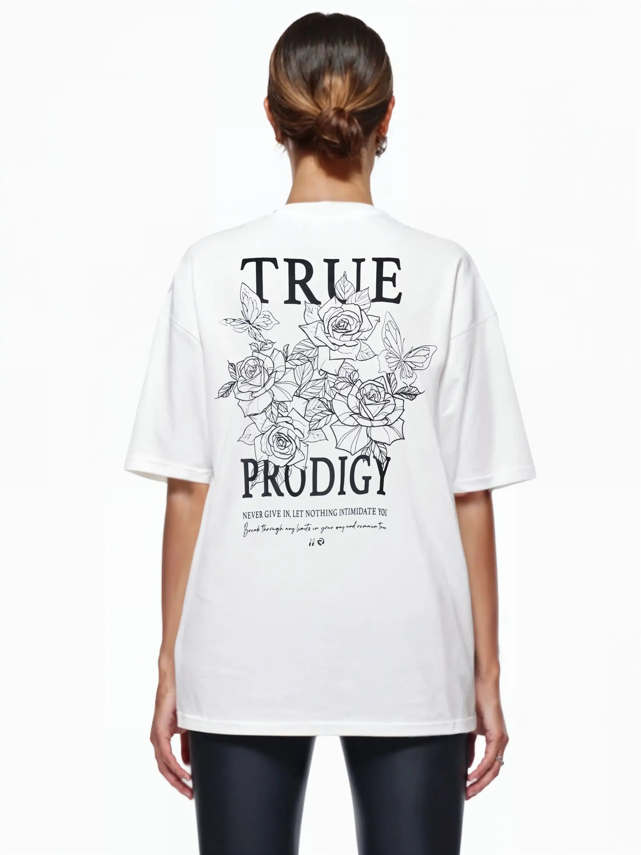 Zu sehen ist eine Person von hinten, die das unisex trueprodigy Alex F Oversize-T-Shirt in weißem Jerseystoff mit Sprüh-Smiley und trueprodigy-Schriftzug auf der Vorder- und Rückseite trägt.