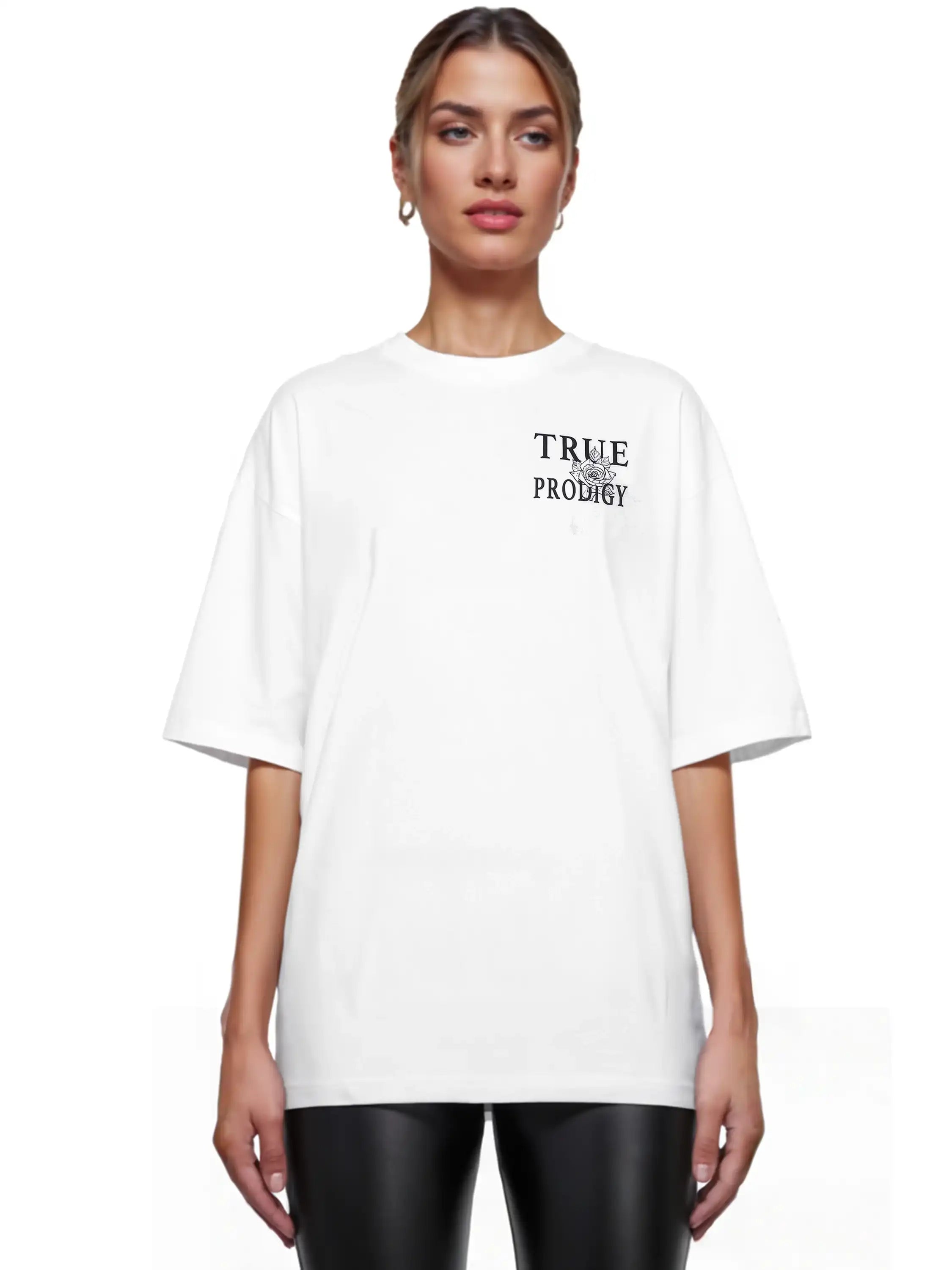 Eine Person steht vor einem weißen Hintergrund und trägt das Alex F Oversize-T-Shirt von trueprodigy mit Spray-Smiley und trueprodigy-Schriftzug auf der Vorder- und Rückseite, gepaart mit einer schwarzen Hose in Lederoptik.