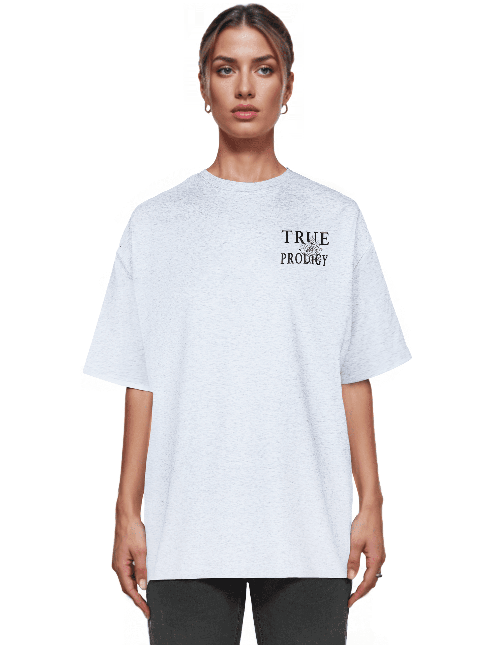 Vor einem schlichten weißen Hintergrund steht eine Person mit hellbraunem Haar in einer ordentlichen Hochsteckfrisur und trägt das Alex F Unisex-T-Shirt von trueprodigy aus Jerseystoff mit „TRUE PRODIGY“ oben links.
