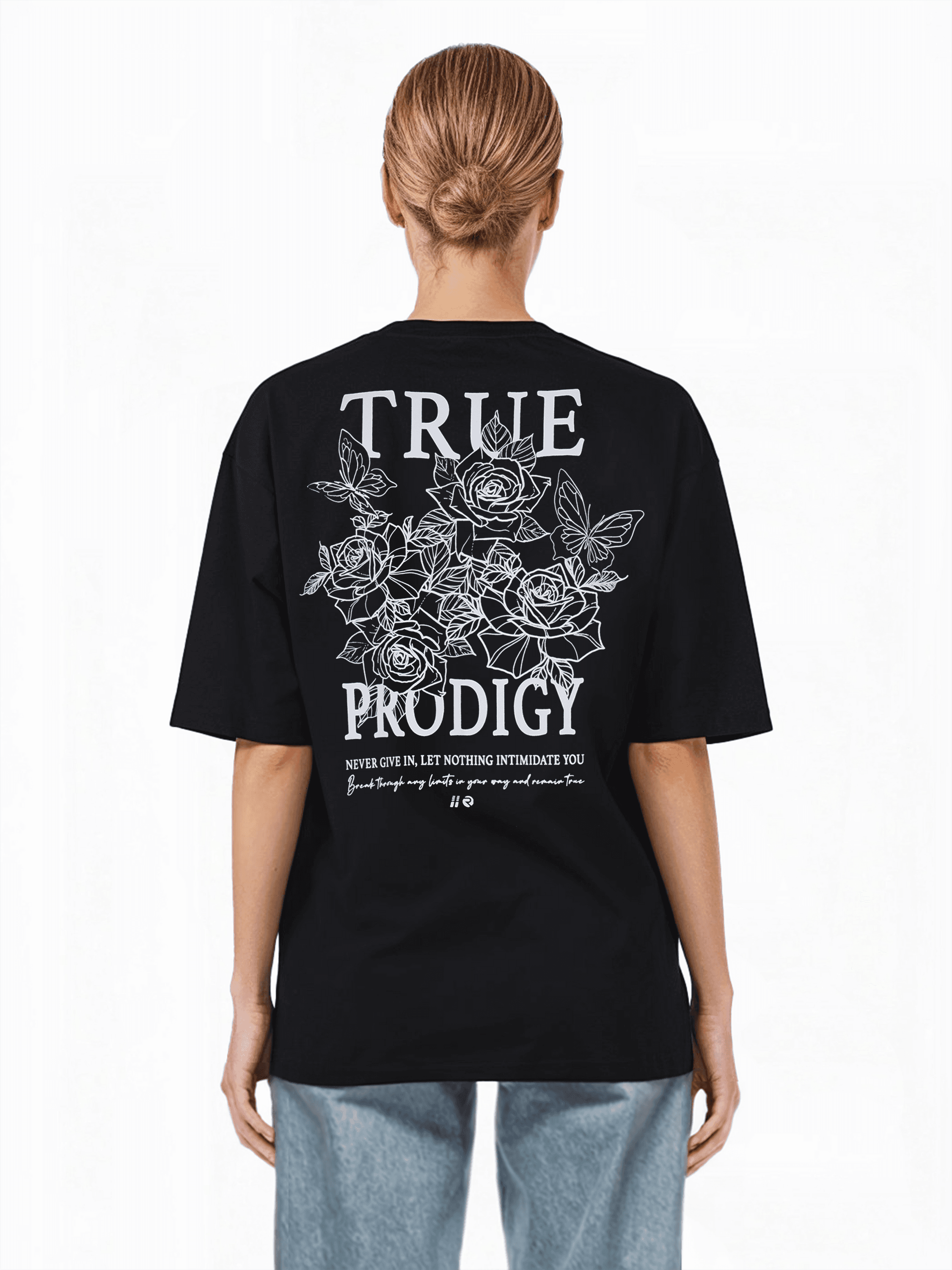 Mit hellbraunem Haar blickt eine Person in einem übergroßen schwarzen Alex F T-Shirt von trueprodigy abgewandt in die Kamera. Es besteht aus Jerseystoff und zeigt weiße Blumenmuster und einen inspirierenden Text. Kombiniert mit hellblauen Jeans strahlt es lässiges Selbstbewusstsein aus.