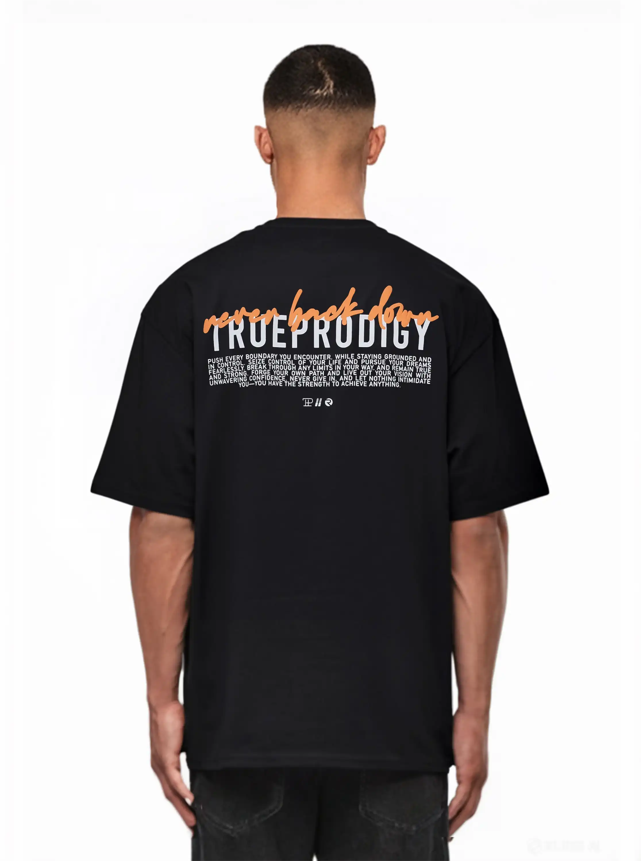 Ein Mann, von hinten gesehen, trägt das Lior Oversize-T-Shirt von trueprodigy, ein schwarzes Unisex-Design mit orangefarbenem und weißem "never back down"-Schriftzug und TRUE PRODIGY-Logo auf dem oberen Rücken, darunter ein kleinerer weißer Schriftzug.