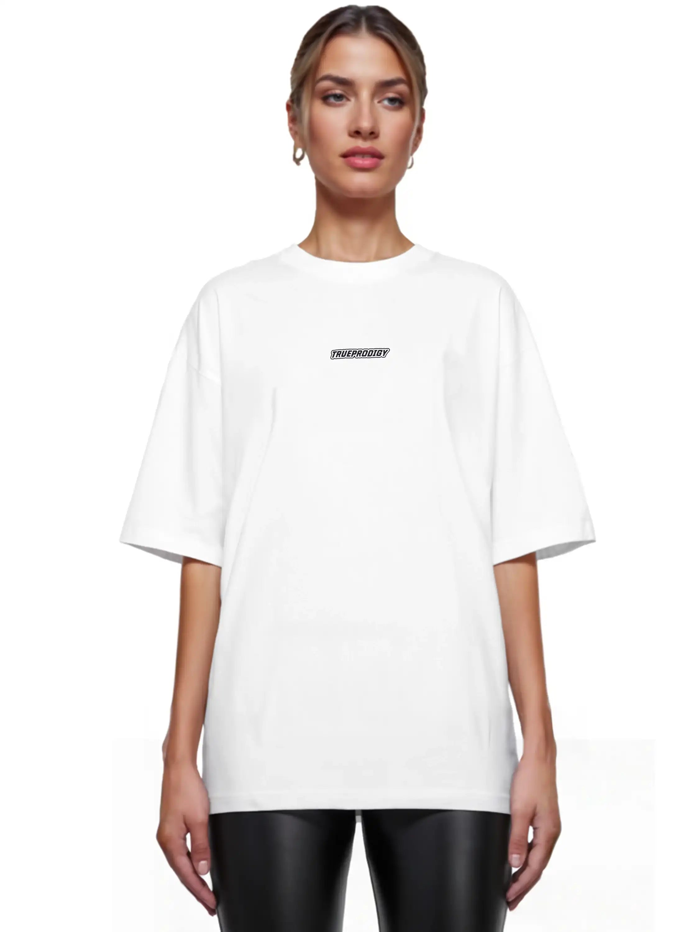 Eine Person blickt nach vorne und trägt das trueprodigy Eden F Oversize-T-Shirt mit 3D-Logo-Schriftzug vorn & großem Rückenprint, gepaart mit einer schwarzen Lederhose. Das Unisex-Shirt hebt sich von dem schlichten weißen Hintergrund ab.