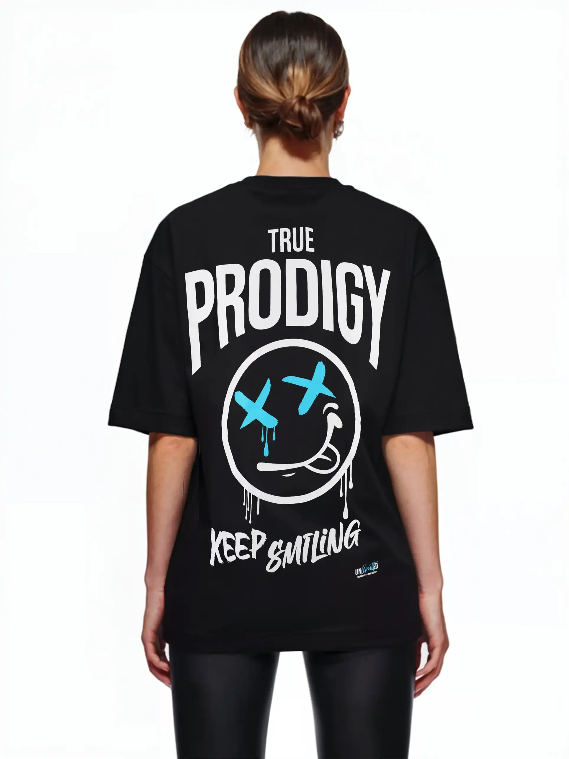 Eine Person trägt das Kenji F Oversize-Damen-T-Shirt von trueprodigy mit Graffiti-Aufdrucken auf Brust und Rücken, darunter "TRUE PRODIGY", "KEEP SMILING" und ein grafisches Gesicht mit X-Augen und einem geschwungenen Mund.