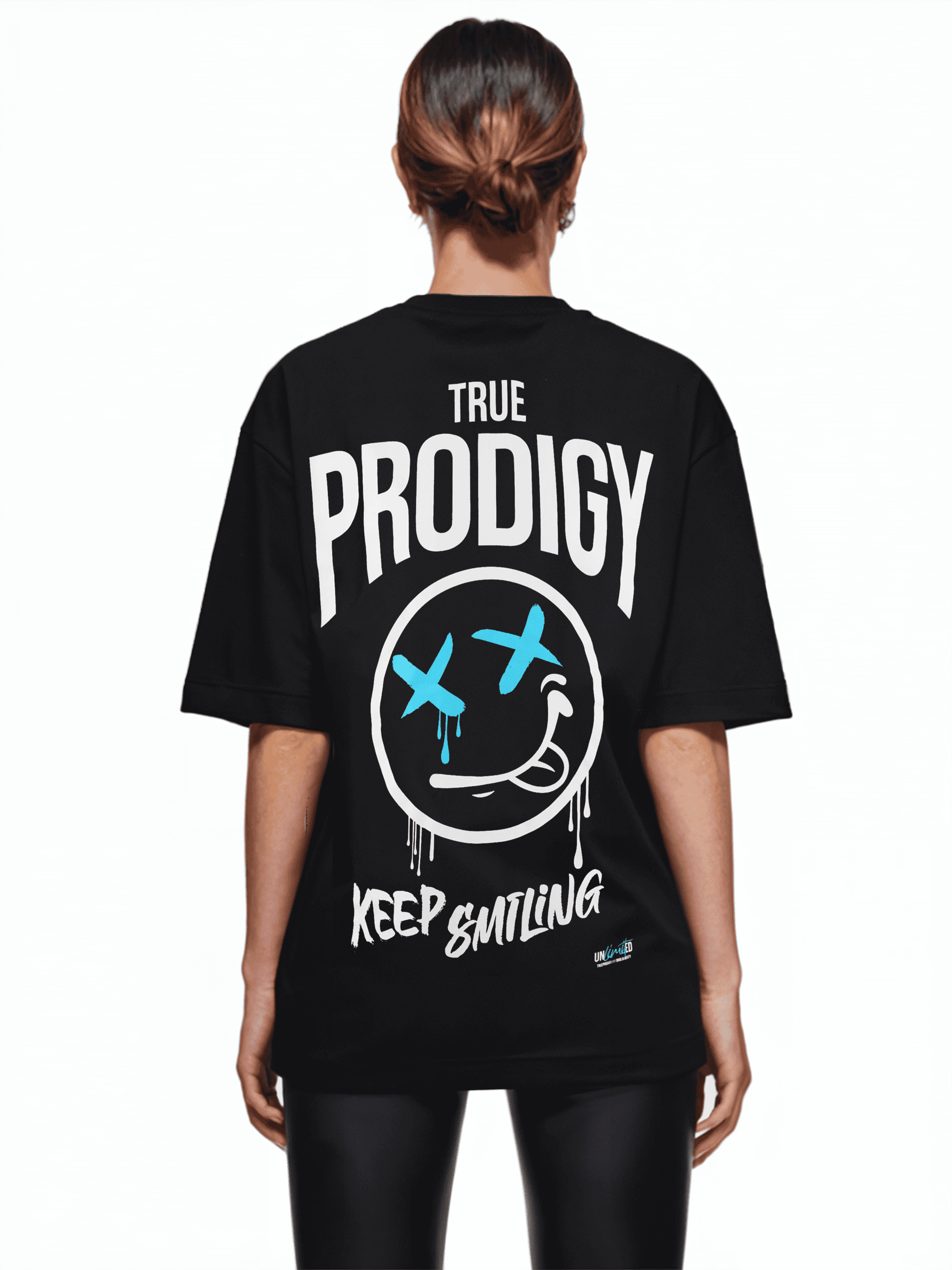 Eine Person mit braunen Haaren blickt abgewandt und trägt das Kenji Oversized T-Shirt von trueprodigy. Es trägt den Schriftzug „TRUE PRODIGY“ in Weiß, ein stilisiertes Gesicht mit blauem Kreuz und dem Schriftzug „KEEP SMILING“. Dieses Unisex-Shirt passt perfekt zu der stylischen schwarzen Hose.