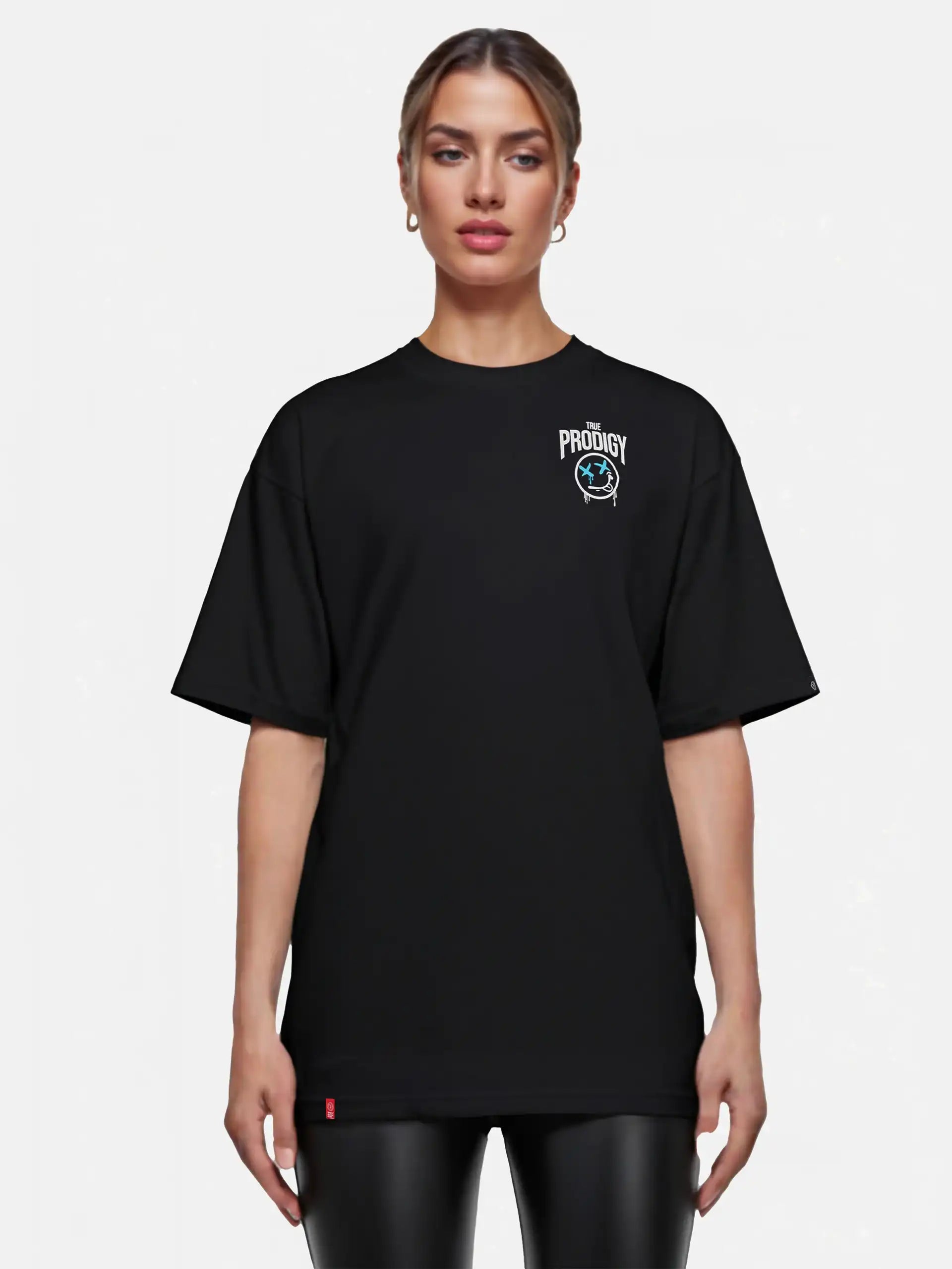 Eine Person steht mit dem trueprodigy Kenji F Oversize-Damen-T-Shirt mit Graffiti-Brust- und Rückenprint in schwarz, gepaart mit einer schwarzen Hose, vor einem schlichten weißen Hintergrund.