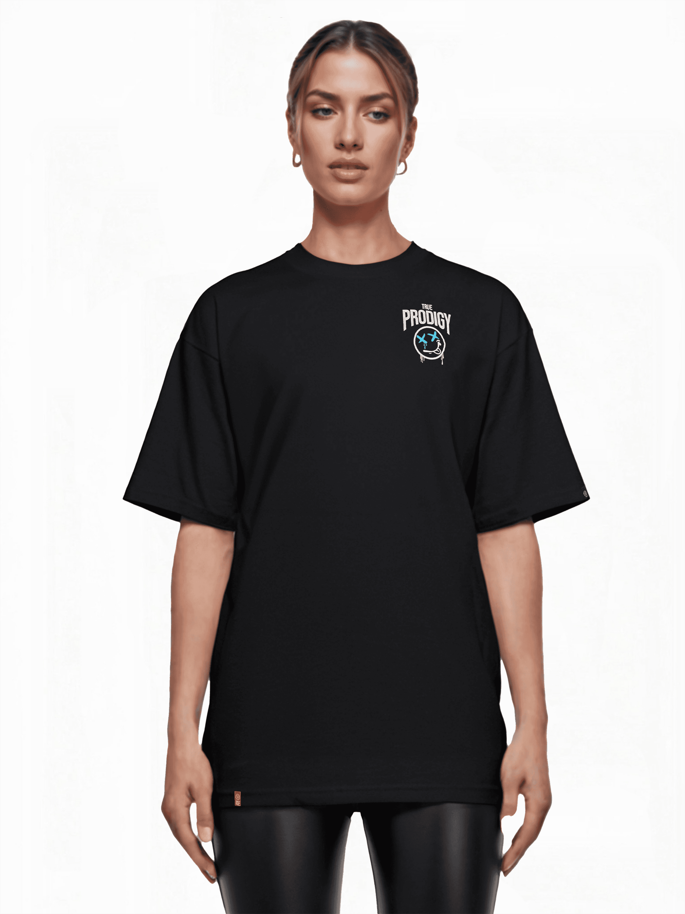 Eine Person steht vor weißem Hintergrund und trägt das Kenji Oversized T-Shirt mit Druck von trueprodigy. Es besteht aus schwerem Jerseystoff und trägt oben links ein kleines Logo und den Schriftzug „PRODIGY“. Mit zurückgebundenen Haaren und einer schwarzen Hose ist es mühelos unisex.