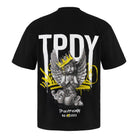 Das Jinx Oversized T-Shirt mit Druck von trueprodigy ist ein schwarzes Unisex-T-Shirt mit fettem weißem TPDY-Schriftzug, einer grauen Engelsgrafik mit gelber Krone und Graffiti sowie dem Aufdruck "True Prodigy No Excuses" am unteren Rand.