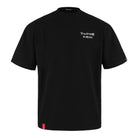 Das trueprodigy Jinx Oversized T-Shirt mit Druck ist ein schwarzes Unisex-T-Shirt mit dem Aufdruck "THE UPPER DECK NO EXCUSES" in weiß und gelb auf der linken Brust, hergestellt aus schwerem Jersey und mit einem kleinen roten Etikett am unteren Saum versehen.