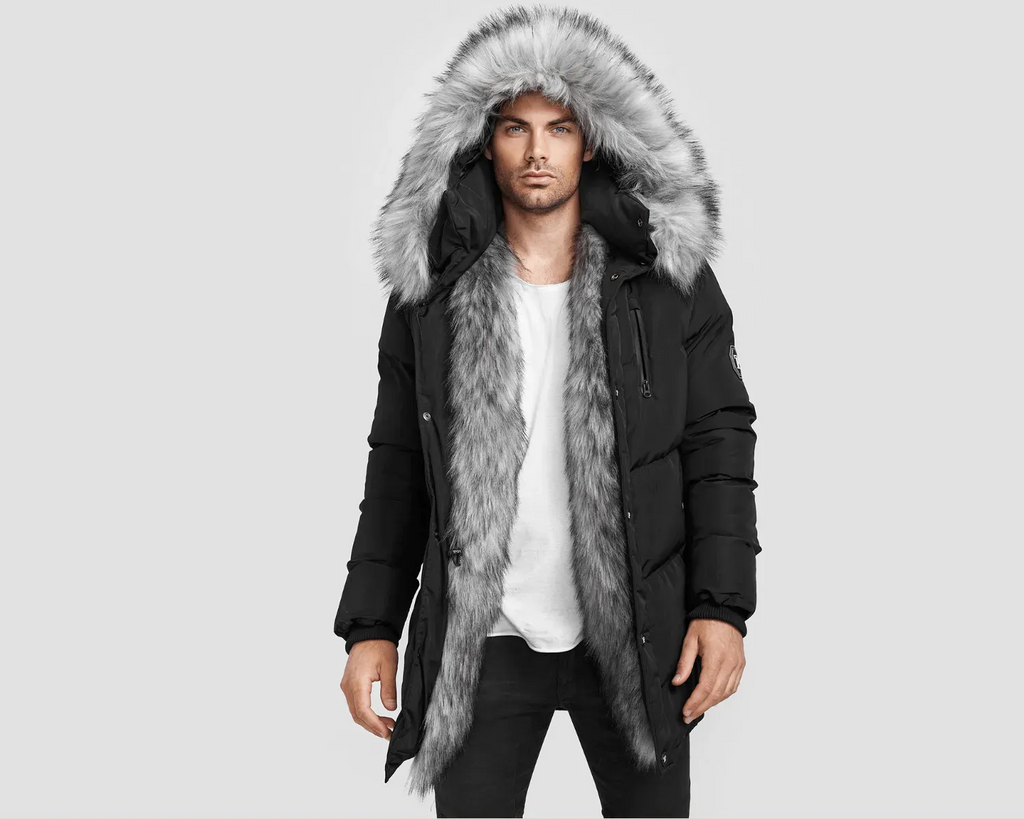 Winterjacke Zayn von trueprodigy. mit abnehmbarem Kunstfellimitat an Zipper Innenseite und an Kapuze. Jacke ist schwarz mit Zipper und Knopfleiste. Neuste Winter 2022 Kollektion für ein trendig warmes Outfit