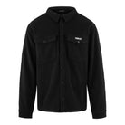 Die Bill Fleece Oversized Hemd von trueprodigy ist eine schwarze Fleecejacke mit einem Kragen, zwei Pattentaschen auf der Brust und einem kleinen trueprodigy-Logo auf der linken Tasche. Sie ist auf einem schlichten weißen Hintergrund abgebildet.