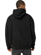 Eine Person mit kurzen Haaren ist von hinten zu sehen. Sie trägt einen trueprodigy Janne Oversized Hoodie mit Print und dunkle Jeans vor einem schlichten weißen Hintergrund.