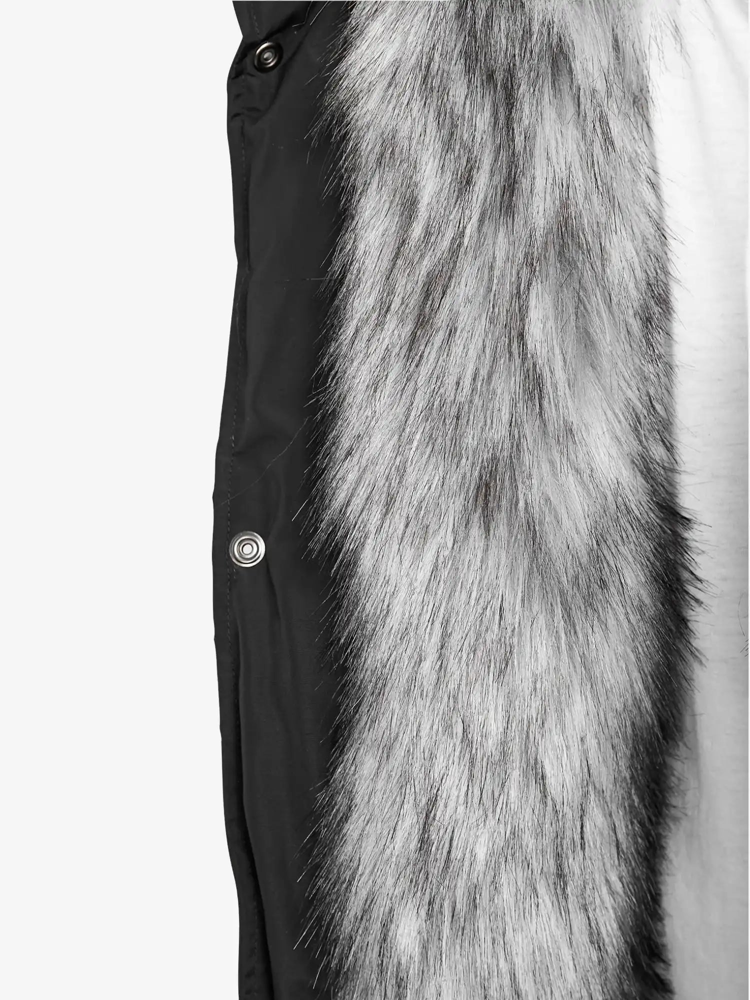 Nahaufnahme der trueprodigy Zayn Winterjacke mit Kunstfell: schwarzer Herrenparka mit grauem Kunstfellbesatz, sichtbarem Druckknopf und teilweise sichtbarem weißen Innenfutter für einen stilvollen, funktionellen Look.