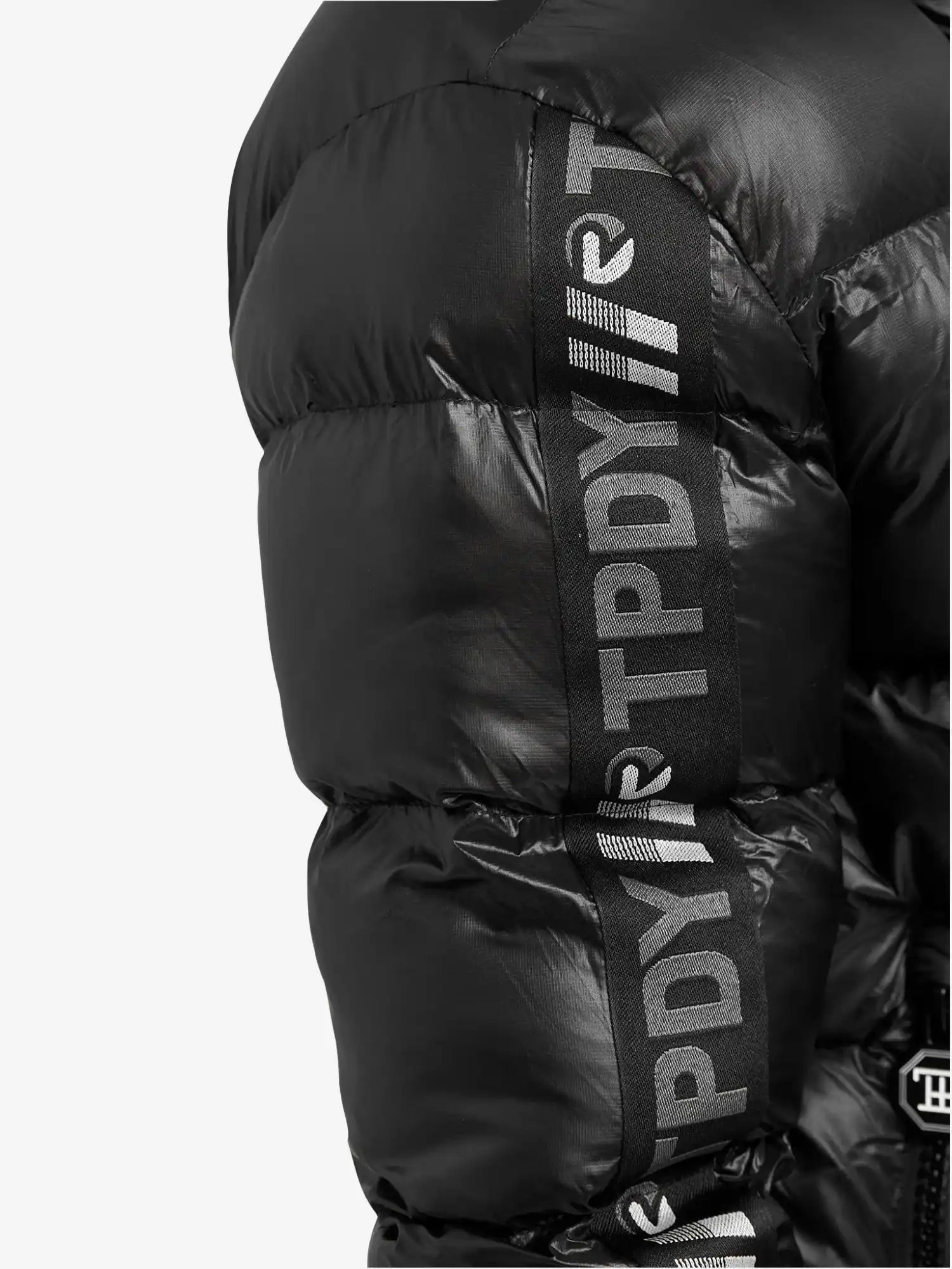 Nahaufnahme des Ärmels der trueprodigy Logan Pufferjacke mit Logo, mit glänzendem schwarzem Stoff und einem vertikalen Streifen mit weißem TPDY-Text und Logo.