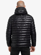 Von hinten ist eine Person mit Glatze zu sehen, die eine glänzende schwarze Trueprodigy Adan Steppjacke mit Kapuze mit horizontaler Steppung trägt. Die wasserabweisende Jacke hebt sich von dem schlichten weißen Hintergrund ab.