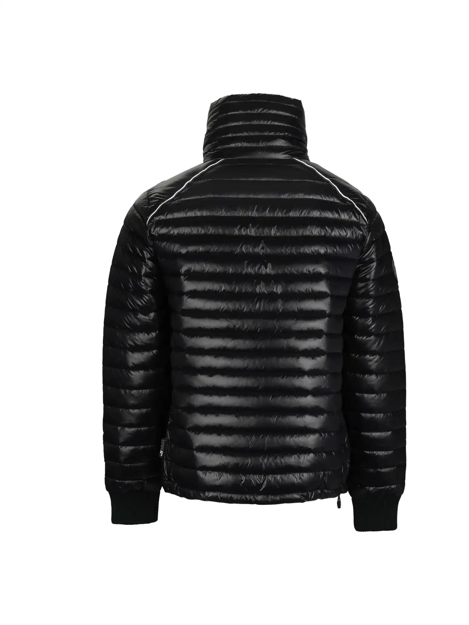 Die schwarze, glänzende Corey Steppjacke mit Stehkragen von trueprodigy wird von hinten vor einem weißen Hintergrund gezeigt, der die horizontale Steppung, den hohen Kragen und die gerippten Bündchen hervorhebt.