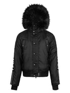 Die Jonathan Bomberjacke mit Kapuze und Kunstfell von trueprodigy ist eine schwarze Jacke mit Frontreißverschluss und Druckknöpfen, gerippten Bündchen und Saum, Kapuze aus Kunstfell und weißem Ärmeltext.