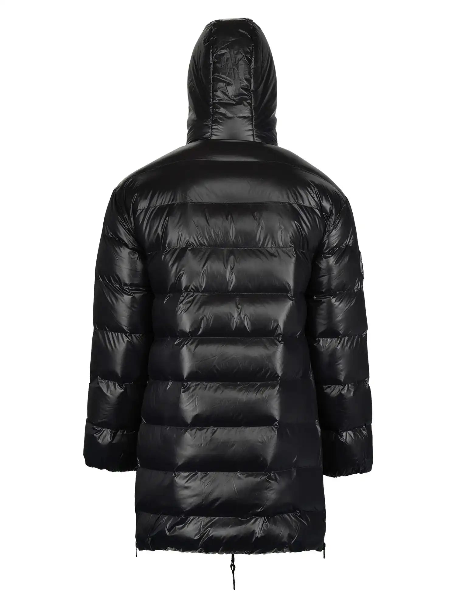 Die David Glänzende Steppjacke mit Kapuze von trueprodigy ist eine schwarze, glänzende Herrenparka im Puffer-Stil mit Kapuze, langen Ärmeln und horizontaler Steppung. Die Jacke reicht bis zur Mitte des Oberschenkels für zusätzliche Wärme.