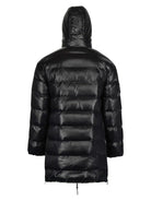 Die David F Glänzende Steppjacke mit Kapuze von trueprodigy wird als schwarz glänzender Damenparka im Puffer Softshell Stil mit horizontaler Steppung vor weißem Hintergrund von hinten präsentiert.