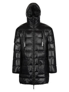 Die trueprodigy David F Glänzende Steppjacke mit Kapuze ist eine schwarze, glänzende Pufferjacke mit Kapuze, Frontreißverschluss und zwei vertikalen Brusttaschen mit Reißverschluss. Auf der rechten Brusttasche steht in weißer Schrift "TRPLY®".