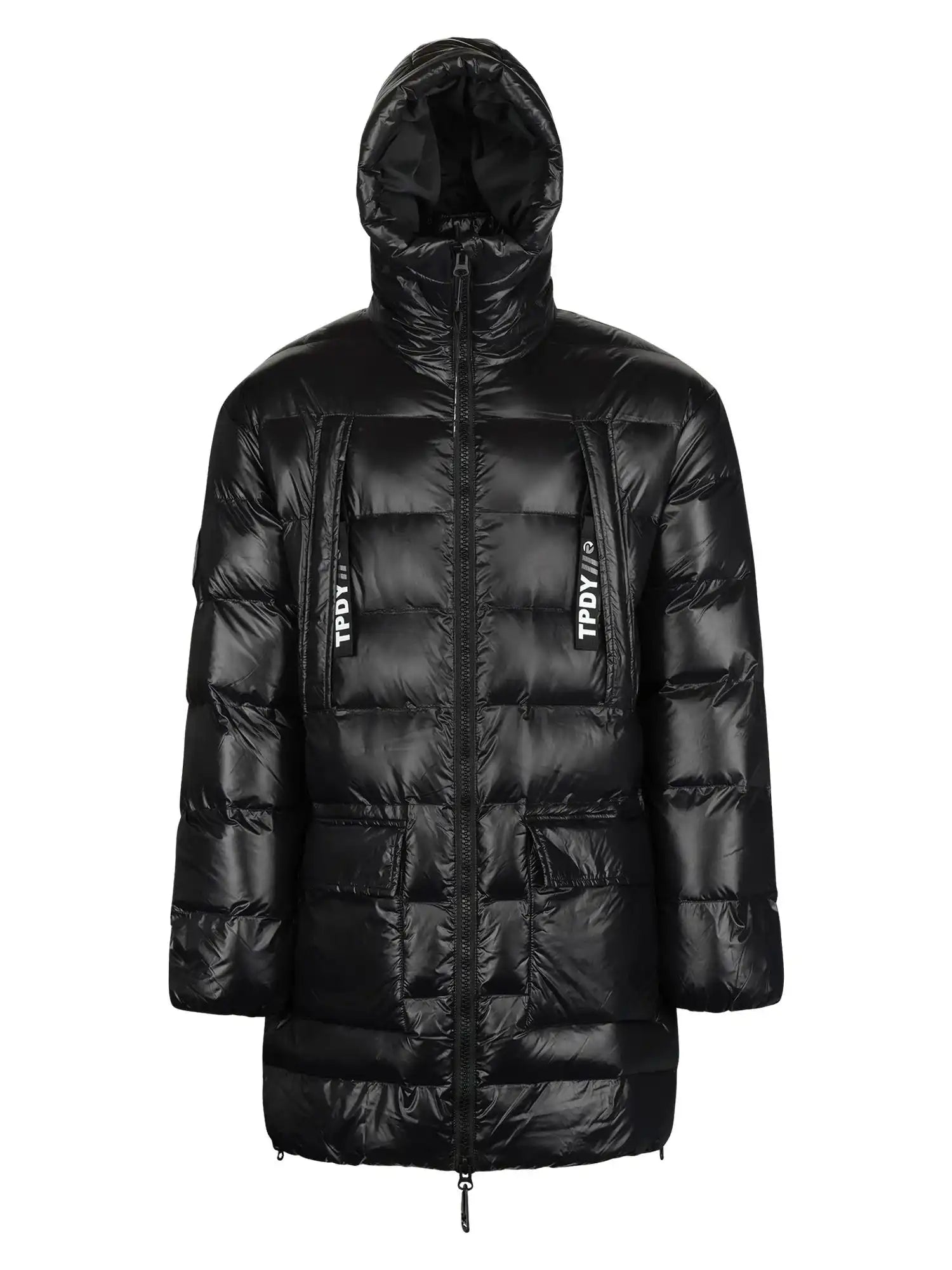 Die trueprodigy David F Glänzende Steppjacke mit Kapuze ist eine schwarze, glänzende Pufferjacke mit Kapuze, Frontreißverschluss und zwei vertikalen Brusttaschen mit Reißverschluss. Auf der rechten Brusttasche steht in weißer Schrift "TRPLY®".