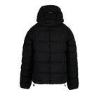 Die Murphy F Matte Steppjacke mit Kapuze von trueprodigy ist eine schwarze, wasserabweisende Damenjacke mit horizontaler Steppung, Kordelzügen am Saum und einem kleinen Logo auf der Rückseite der Kapuze.