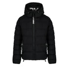 Die Murphy F Matte Steppjacke mit Kapuze von trueprodigy ist ein schwarzer Puffer mit Frontreißverschluss, zwei Seitentaschen mit Reißverschluss und weißem TPDIY- und LBDY-Text auf den Reißverschlüssen und Kordelzügen.