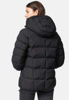 Eine Person mit glattem braunen Haar trägt die schwarze Murphy F Matte Steppjacke mit Kapuze von trueprodigy. Die wasserabweisende Jacke wird auf einem schlichten weißen Hintergrund von hinten gezeigt.