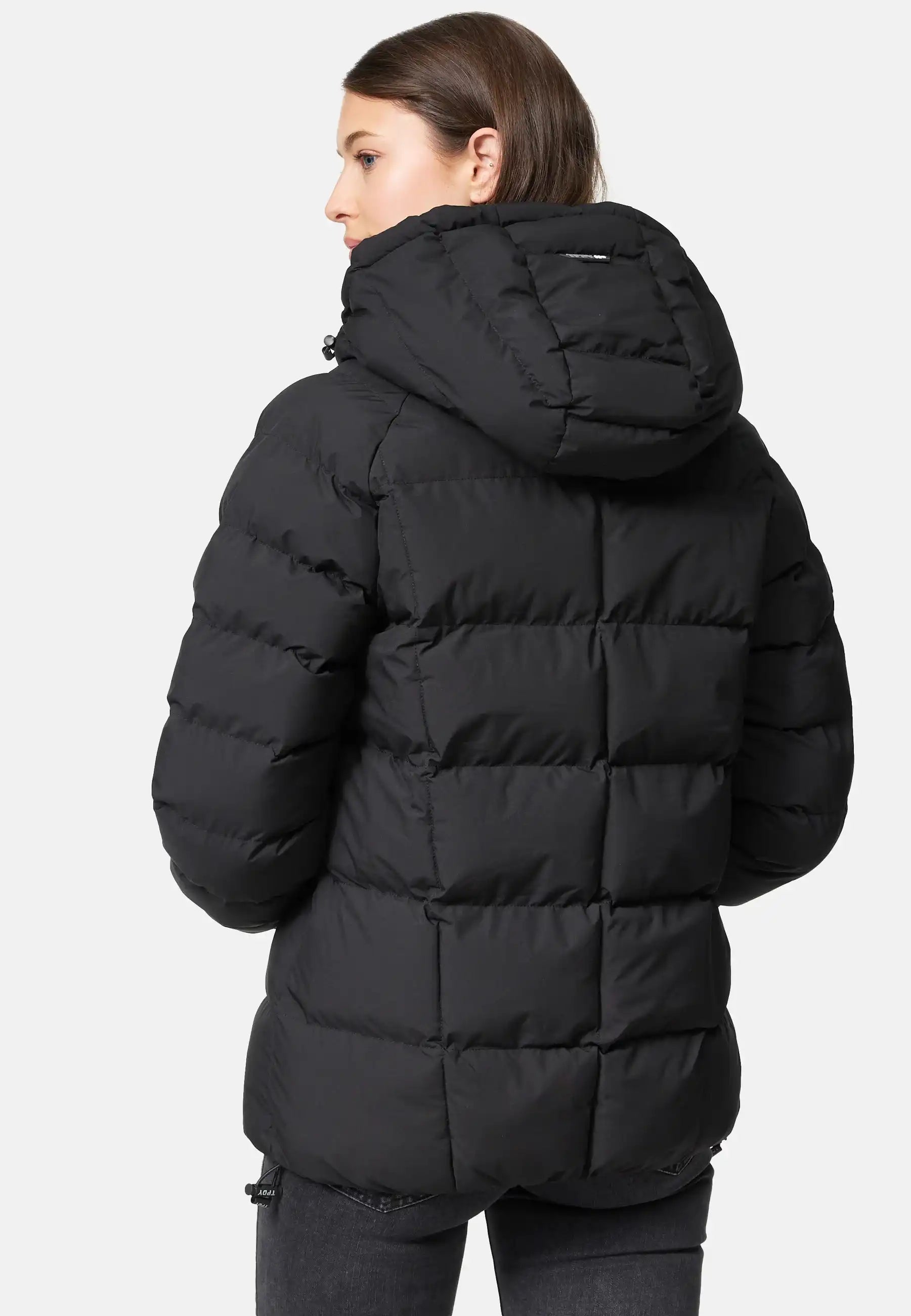 Eine Person mit glattem braunen Haar trägt die schwarze Murphy F Matte Steppjacke mit Kapuze von trueprodigy. Die wasserabweisende Jacke wird auf einem schlichten weißen Hintergrund von hinten gezeigt.