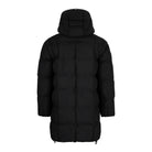 Die Willo F Lange Pufferjacke mit Kapuze von trueprodigy wird von hinten gezeigt. Die schwarze, wasserabweisende Damenjacke reicht über die Knie und hat horizontale Steppungen.