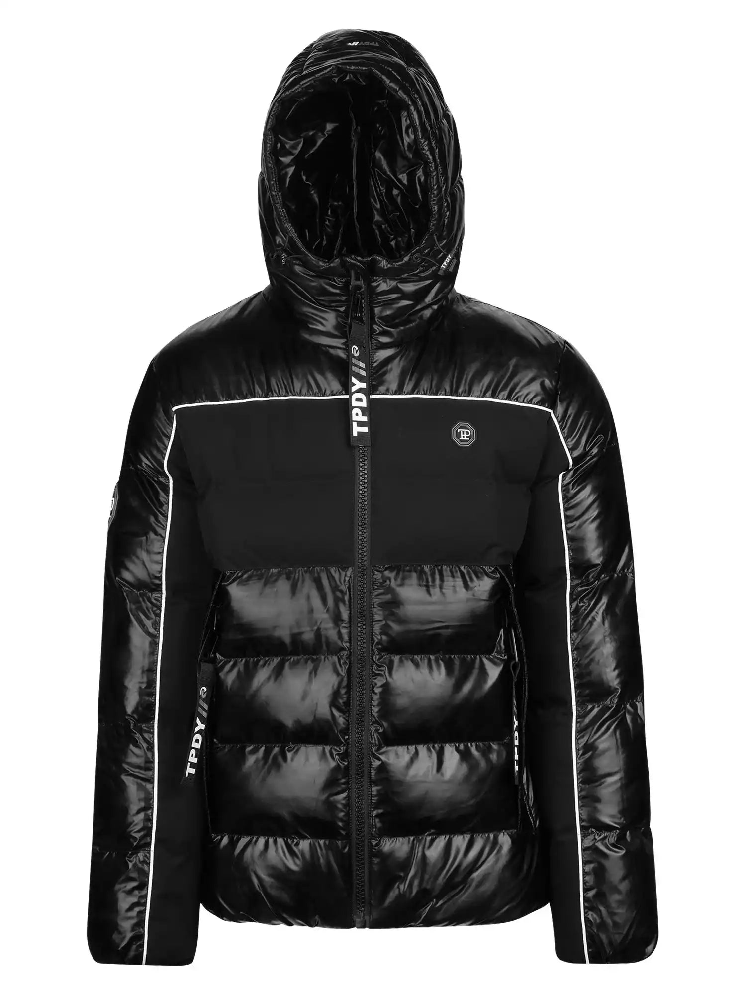 Die Clark Winterjacke mit Kapuze und Logo von trueprodigy ist eine schwarze Pufferjacke mit glänzendem Finish, Frontreißverschluss, Kapuze, weißen Paspeln, TPDV-Logo-Details, horizontaler Steppung und Seitentaschen - ideal als reflektierende Herren-Winterjacke.