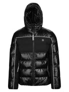 Die Clark Winterjacke mit Kapuze und Logo von trueprodigy ist eine schwarze Pufferjacke mit glänzendem Finish, Frontreißverschluss, Kapuze, weißen Paspeln, TPDV-Logo-Details, horizontaler Steppung und Seitentaschen - ideal als reflektierende Herren-Winterjacke.