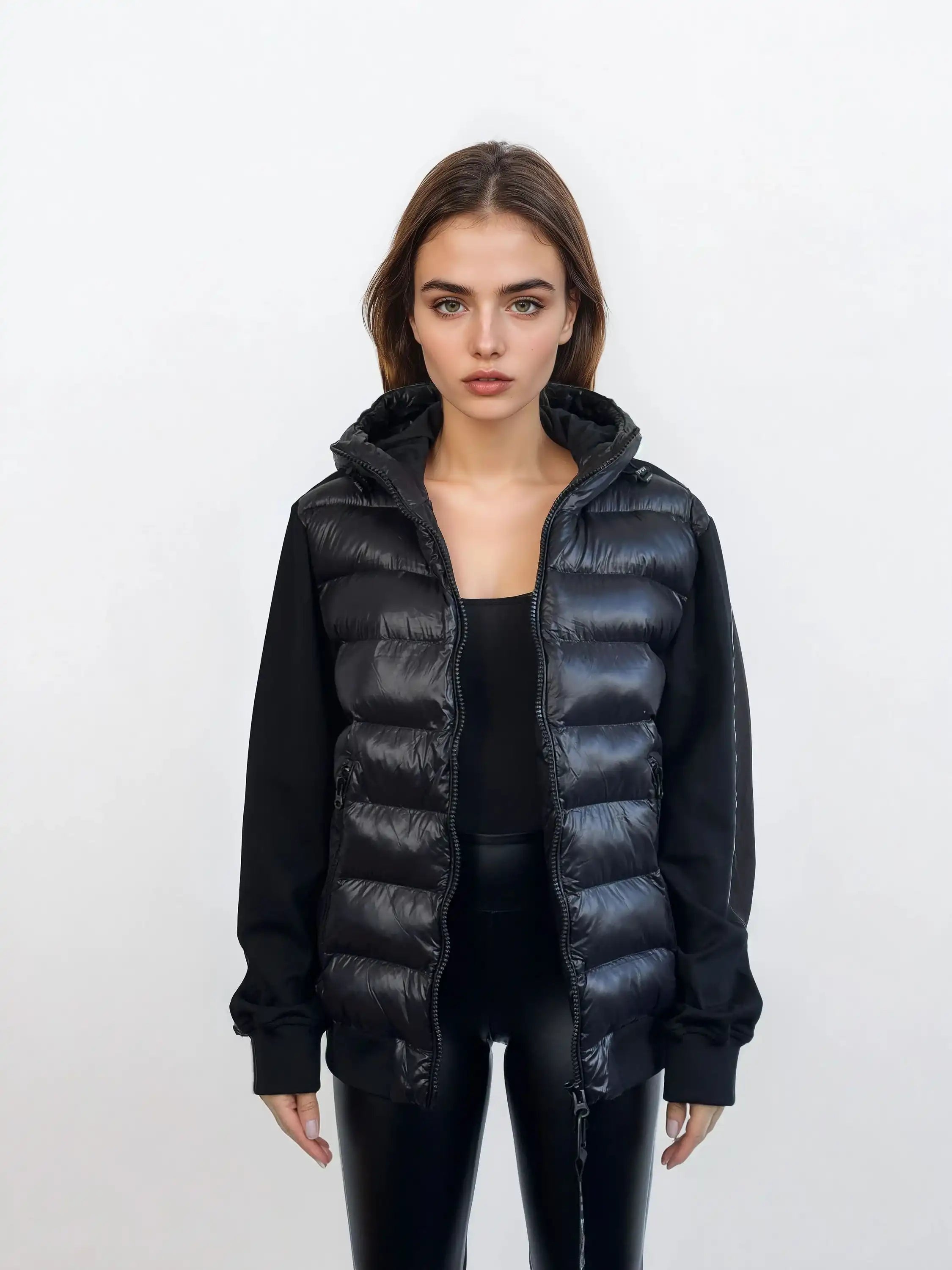 Eine Frau mit glattem, braunem Haar trägt die Oversized Damen Bomber Jacke im urbanen Materialmix-Design von trueprodigy über schwarzem Top und Hose. Die wasserabweisende Jacke ist perfekt für jedes Wetter und steht vor weißem Hintergrund.