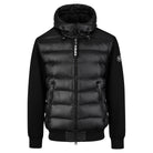 Die Gesteppte Herren Übergangsjacke von trueprodigy bietet urbanen City-Style: Schwarzes Design mit glänzendem, gestepptem Vorderteil, Kapuze mit Kordelzug, Reißverschlusstaschen und einem weißen Logo auf dem linken Ärmel. Wasserabweisend und stylisch.