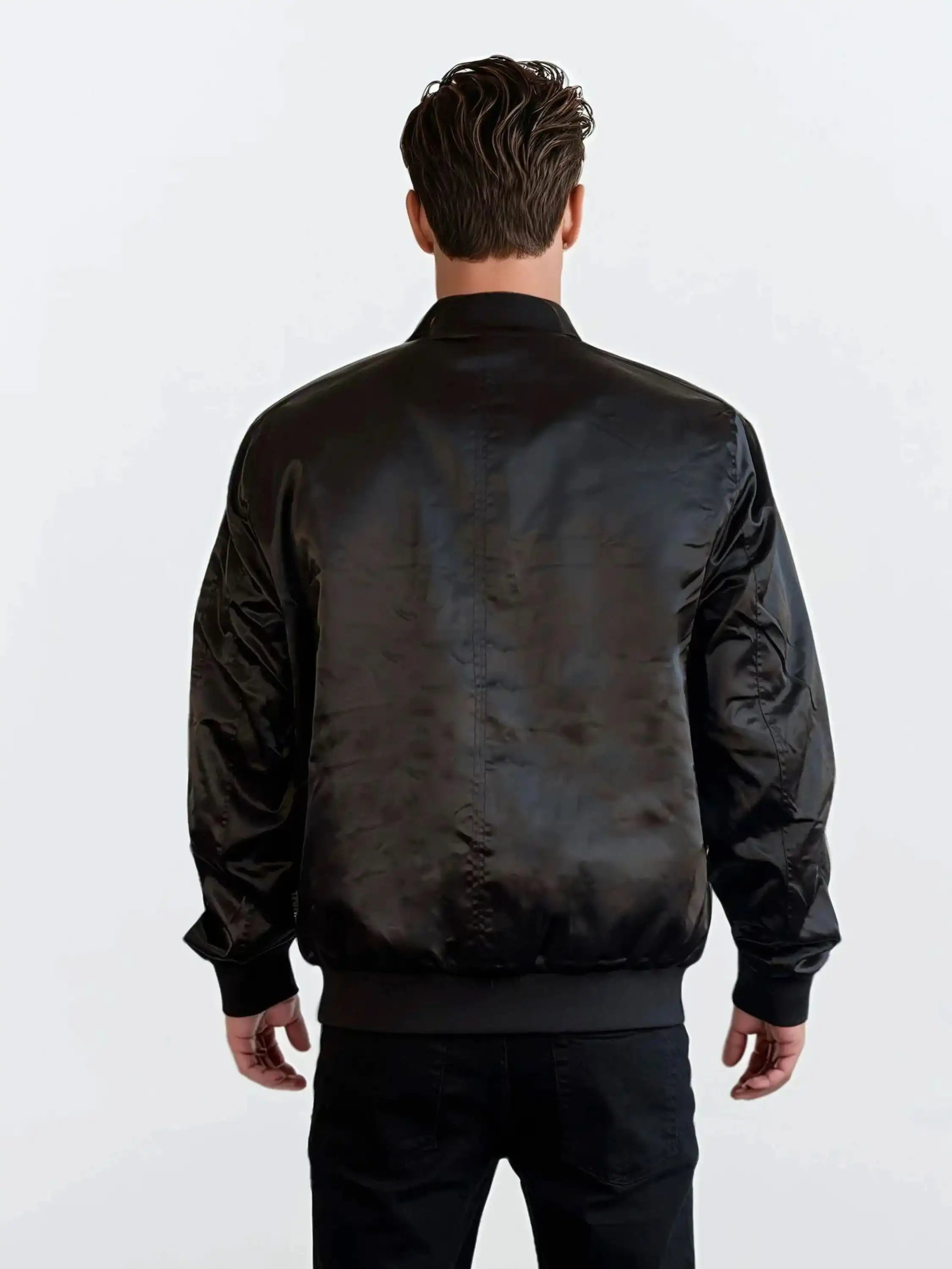 Ein Mann mit kurzen braunen Haaren steht mit dem Rücken zur Kamera und trägt eine Trueprodigy Klassische Herren Bomberjacke mit glänzender Oberfläche und eine schwarze Hose vor einem schlichten weißen Hintergrund.