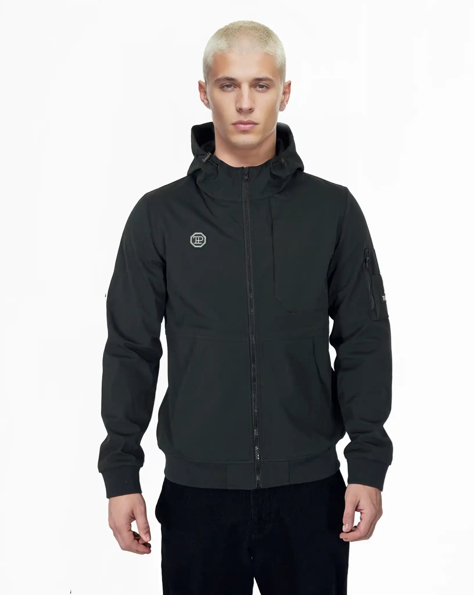 Eine Person mit kurzen, gebleichten blonden Haaren trägt das Trueprodigy Lucas Leichte Herrenjacke mit Brust- und Ärmelbadge, das vor einem schlichten weißen Hintergrund steht.