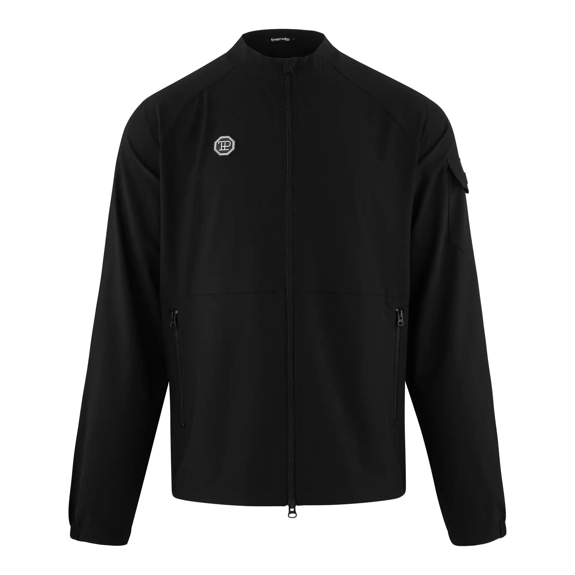 Die trueprodigy Henry Leichte Sportjacke mit Stehkragen ist eine schwarze Herrenjacke mit langen Ärmeln, seitlichen Reißverschlusstaschen, einem kleinen weißen, runden Logo auf der linken Brust und einer Reißverschlusstasche auf dem linken Oberarm.