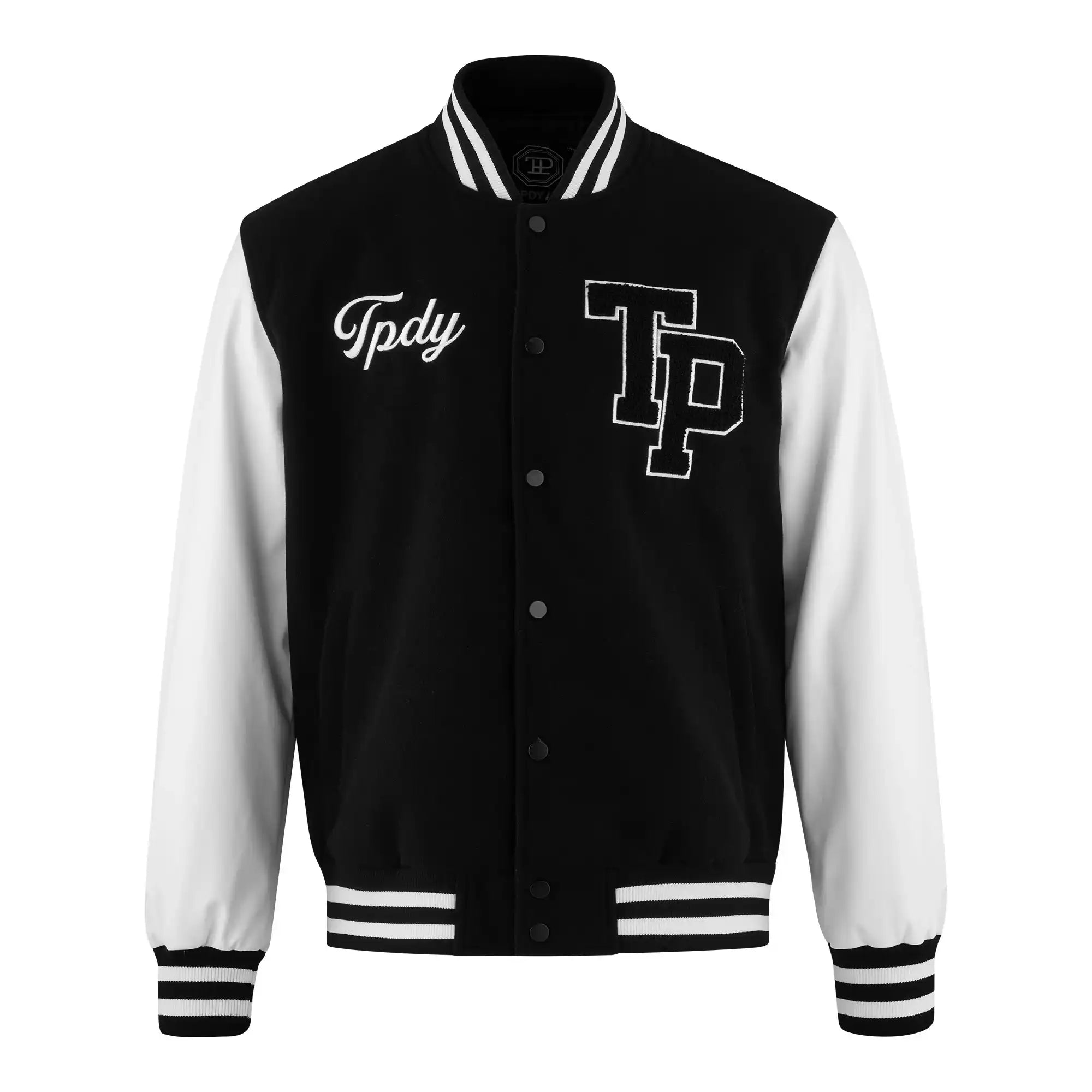 Die trueprodigy Chuck Retro Collage Jacke hat einen schwarzen Body, weiße Ärmel, gestreifte Manschetten, Kragen und Saum. Auf der linken Brust befindet sich ein fetter TP-Schriftzug, während "Tpdy" in Schreibschrift die rechte Brust ziert.