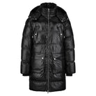 Die trueprodigy Damen Winterjacke mit abnehmbarer Kapuze im Regular Fit ist eine schwarze Pufferjacke mit glänzender Optik, Frontreißverschluss, Druckknöpfen, zwei großen Taschen und horizontaler Steppung für Wärme.